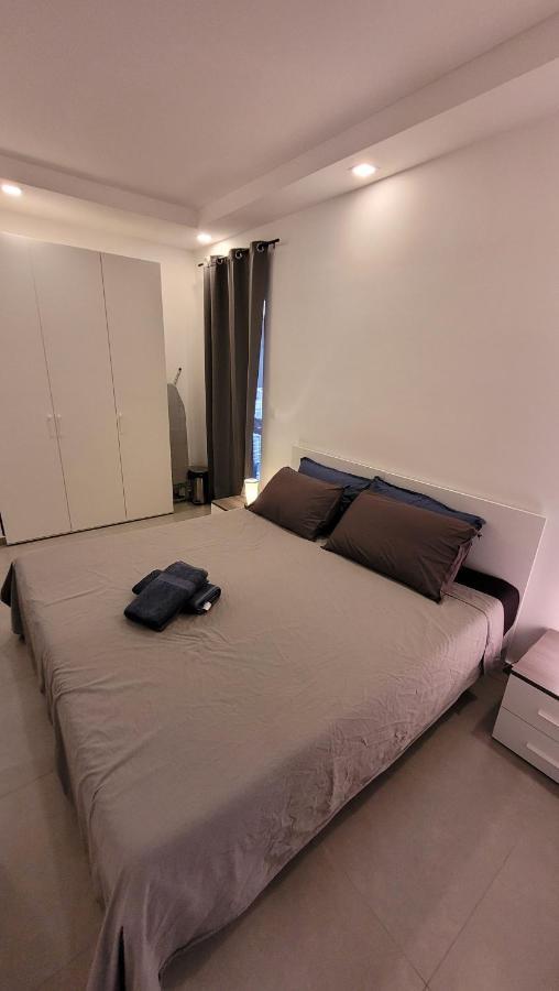 Stylish - Modern - Large Terrace - 2 Bed - 200 M From Sea - Fully Air Con Apartment *
