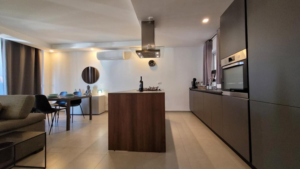Stylish - Modern - Large Terrace - 2 Bed - 200 M From Sea - Fully Air Con