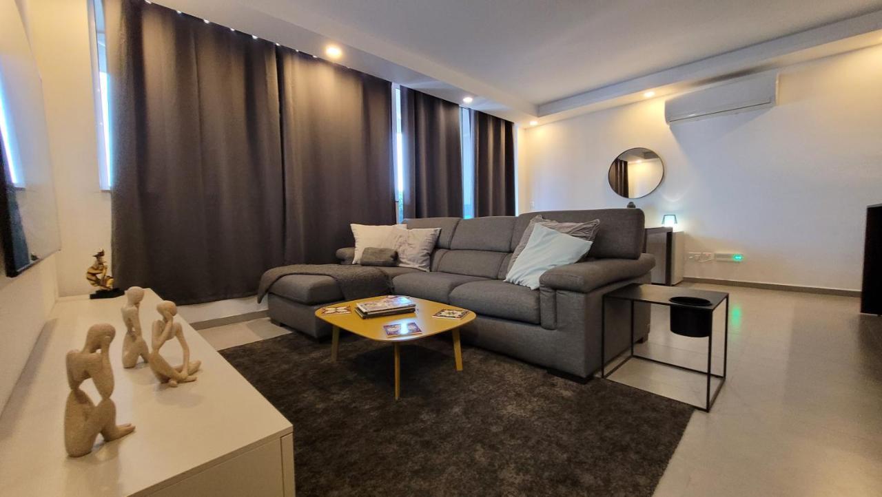 Stylish - Modern - Large Terrace - 2 Bed - 200 M From Sea - Fully Air Con Apartment *