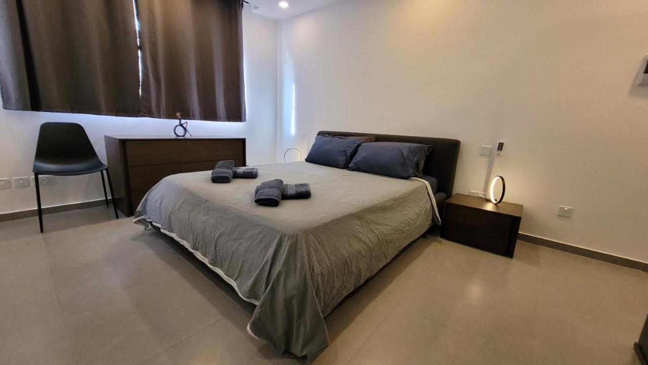 Stylish - Modern - Large Terrace - 2 Bed - 200 M From Sea - Fully Air Con
